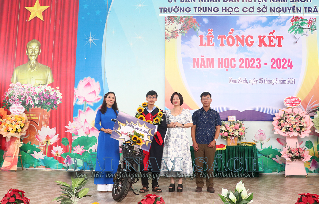 em Đặng Hùng Thắng lớp 9B giải nhất môn tiếng anh cấp tỉnh được nhà trường trao tặng vòng nguyệt quế vinh danh, được Quỹ Hoa Trạng nguyên và các nhà tài trợ trao thưởng.jpg